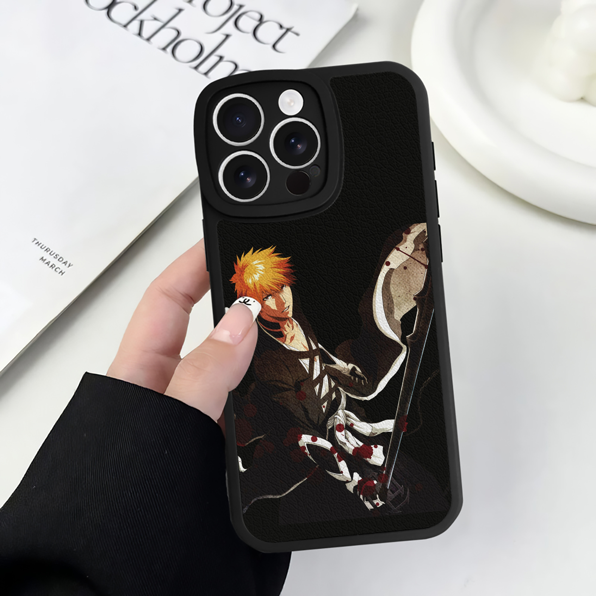 ブリーチ 黒崎一護（くろさき いちご）BLEACH Kurosaki Ichigo 【iPhone 16シリーズ対応】シリコンスマホケース（レザー調） 材質：シリコン